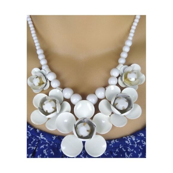 Charming Charlie White Flower Necklace - Picture 2 of 3